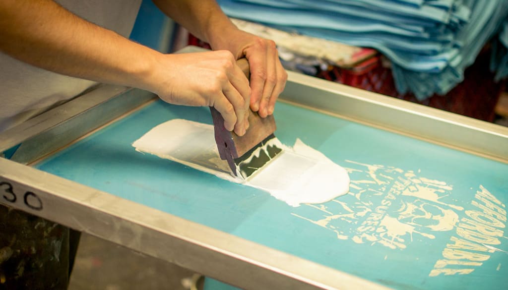 Expert Advice on Choosing Screen Printing vs Digital Printing