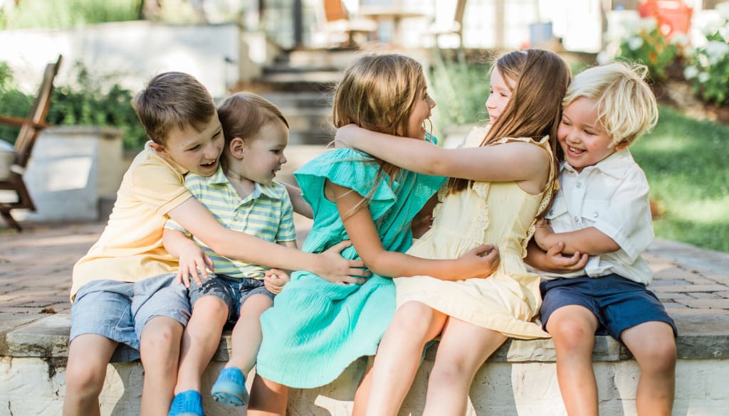 Tại sao nên chọn quà tặng POD cho National Cousins Day?